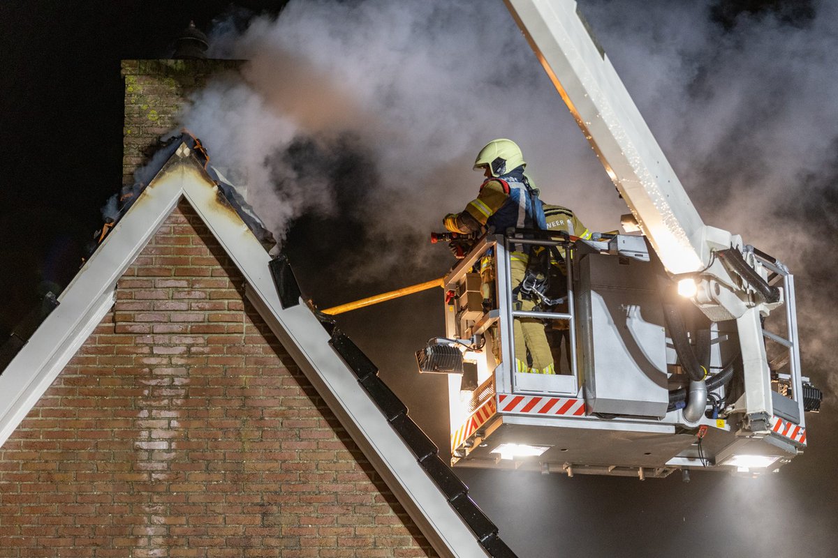 Schoorsteenbrand veroorzaakt veel rook in Langezwaag