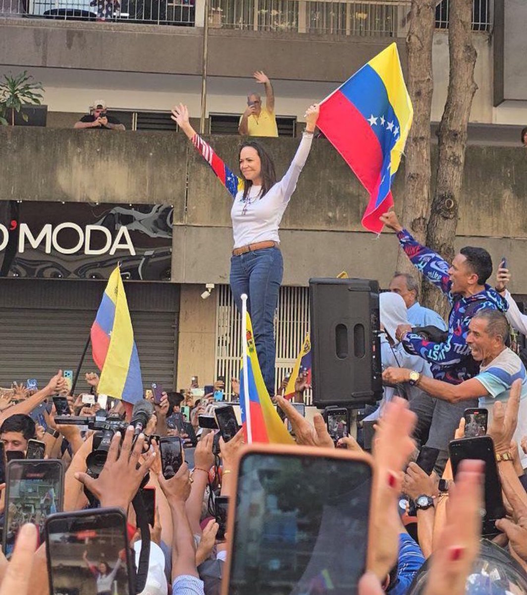 Nikgaturro's tweet photo. Fuerza Venezuela querida!!! Argentina está con vos!!! Pronto serás LIBRE!!!! 🇦🇷🇦🇷🇦🇷🇦🇷🇻🇪🇻🇪🇻🇪🇻🇪 @JMilei @EdmundoGU @MariaCorinaYA #VenezuelaLibre https://t.co/CdAvXS6PyU