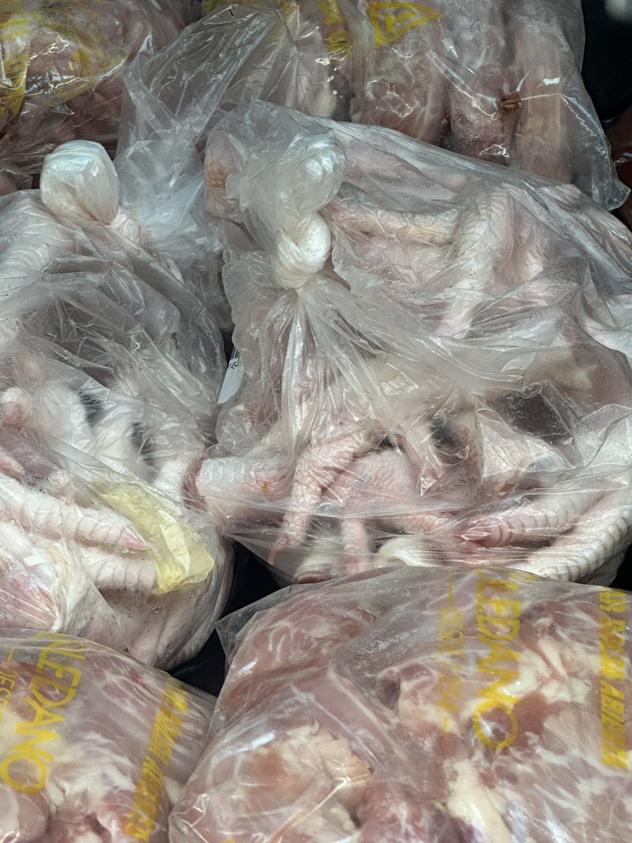 Si el control de precios dice que el pollo entero Panamá es el que está sujeto al control. 
Porque La venta de ese pollo la hacen segmentada ?
Un pollo que entero es con todas sus partes (cabeza, cuello y patas)
Veo que lo fracciona y nadie dice nada.
<a href="/JoseRaulMulino/">José Raúl Mulino</a> <a href="/nexnoticias/">Nex Noticias</a>