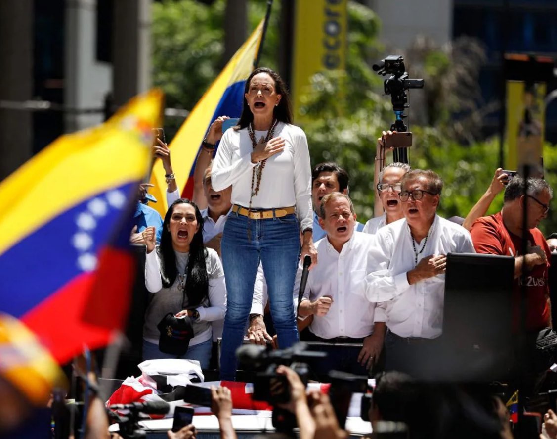 GUERRERA

El Pueblo libre está con vos, siempre del lado de <a href="/MariaCorinaYA/">María Corina Machado</a> 

Me da tristeza y preocupación que hayan políticos Uruguayos que defiendan al dictador, secuestrador y asesino de Nicolás Maduro