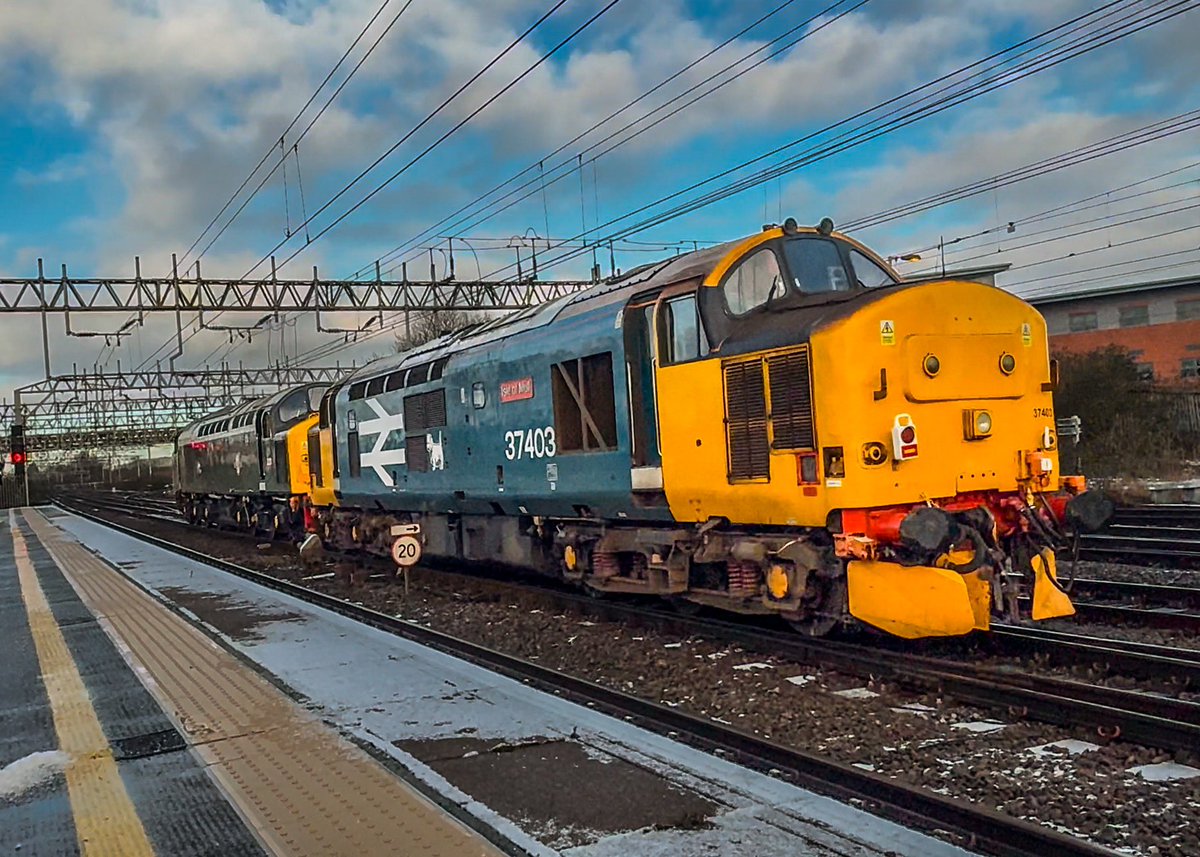 SydneyBridgeTMD's tweet image. Shift 4/4 ✅ Here’s D213 (40013) ‘Andania’ with 37403 ‘Isle of Mull’ passing through Crewe working 0Z31 Crewe H.S to Carlisle Upperby TMD on my walk to work this afternoon 9/1/25 #Class40 #Whistler #Class37 #Tractor #RailwayPhotography #TrainPhotography #Crewe @LocoServicesGrp