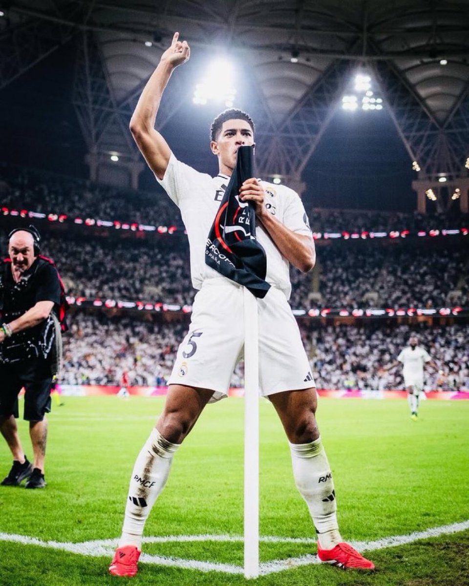theMadridZone's tweet photo. 9 goals. 7 assists.

Jude Bellingham keeps adding to his amazing 2024/25 season. 🤍🥶 https://t.co/TkAUkf16AX