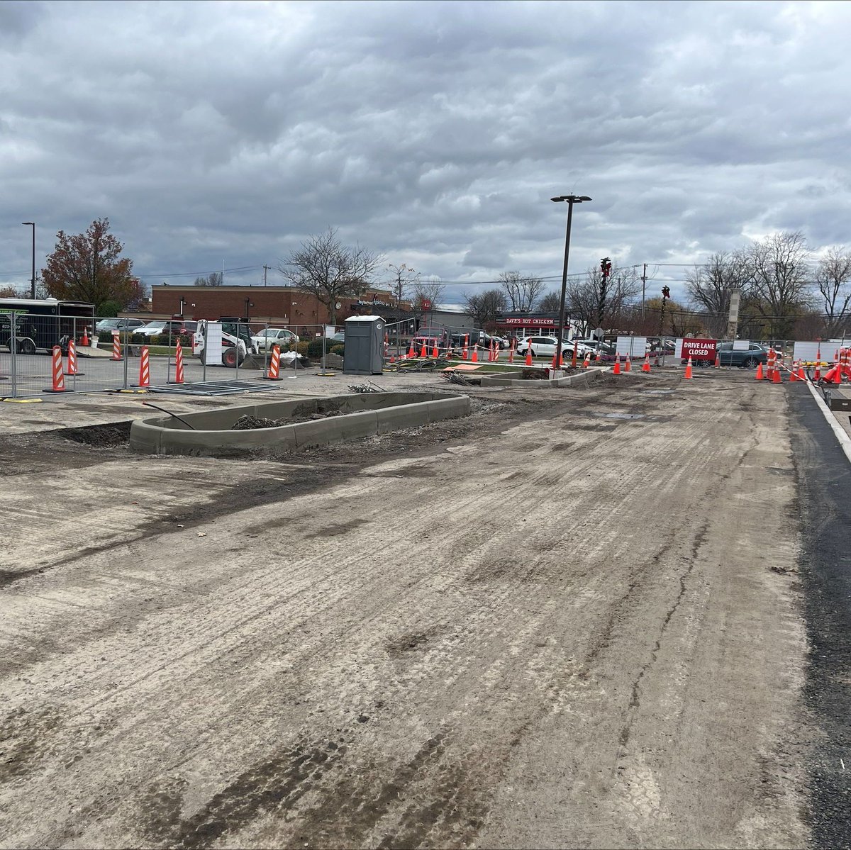 📍 Amherst, New York
This happy customer is using their #PowerCurber 5700-C for 4,000 linear feet of curb in a shopping development. "The machine and your service technicians are absolutely amazing."
👏👏👏 

#PowerCurbers  #ConcreteConstruction #Construction #Slipform #MadeInUSA