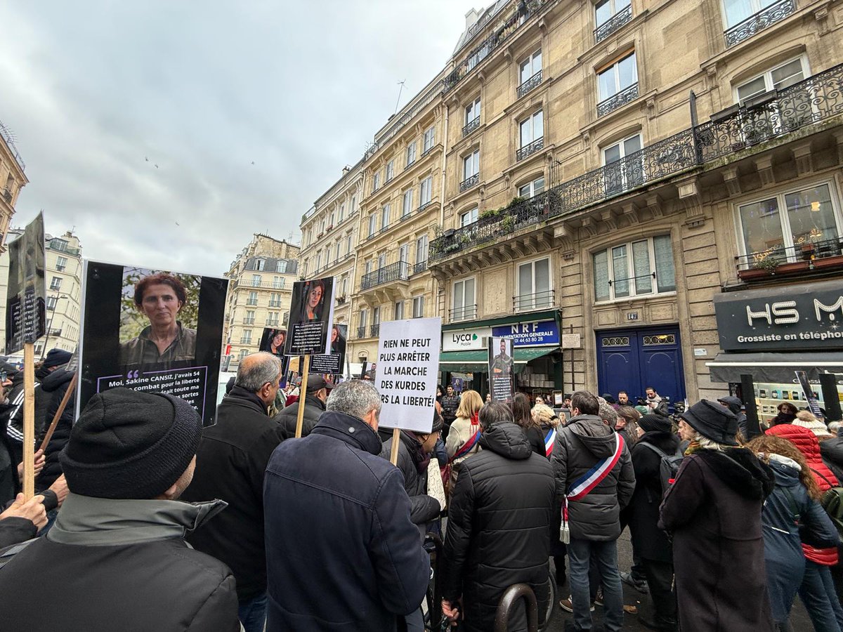 .<a href="/dumoulin_isa/">Isabelle Dumoulin🕯️🕯️</a> notre élue était présente avc <a href="/ACORDEBARD/">Alexandra Cordebard</a> &amp; les élu•e•s de #Paris10 &amp; Paris, des Kurdes &amp; le <a href="/Le_CDKF/">Conseil Démocratique Kurde en France</a> pr apporter notre soutien &amp; 1 demande commune : la levée du secret défense 12 ans après l'assassinat des 3 militantes Leyla Soylemez, Sakine Canciz &amp; Fidan Dogan