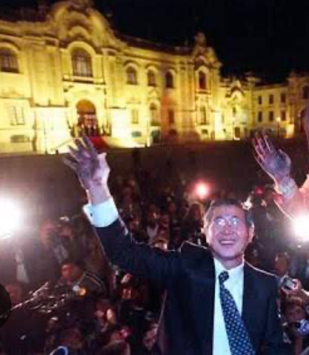 BelaundeRafael's tweet photo. Comete un grave y torpe error el Congreso, en restituir la firma del ex dictador Alberto Fujimori, en la constitución del 93. No hace sino abonar la tesis de quienes quieren una nueva constitución a través de una asamblea constituyente. 
La C93 fue producto del Congreso Constituyente Democrático (CCD) donde participó la izquierda, el centro (con la excepción de AP) y la derecha y fue después ratificada vía referéndum. 
Fujimori huyó del Perú y habiendo sido presidente del Perú, se declaró japonés y postuló al Senado de ese país. 
Los abusos, corruptelas y tropelías durante sus sucesivos periodos, que incluyeron el desprestigio de opositores (Andrade y Castañeda) mediante los diarios Chicha, el uso de fondos públicos para fines políticos y actos de corrupción a los que el mismo Fujimori aceptó la acusación fiscal, justifican plenamente la remoción de su rúbrica.