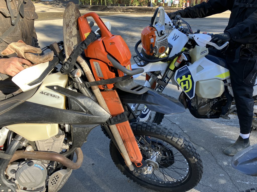 So in Topanga, residents have been frustrated w resources &amp; started own fire brigade.

Ran into Jonathan Wood &amp; his buddies on motorbikes with chain saws and shovels stuck into front fork area like Mad Max crew. They are tracking the fire and clearing brush around neighbor homes