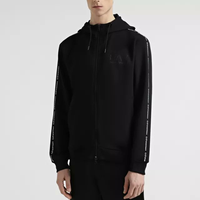 The EA7 Men’s Black Hooded Sweatshirt is a must-have addition to your fall and winter wardrobe. Designed to offer a perfect balance of warmth, comfort, and modern style, this plain black sweatshirt is a versatile piece that transitions seamlessly from casual outings to sporty