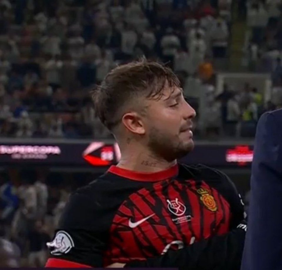 Se pasa el año de medio en medio hablando de Vini, en los partidos dando palos, fingiendo, insultando, buscando a Asencio, Bellingham, Vini…

… y acaba llorando, domado por un canterano, mandado a casa por Vini y con una colleja de Bellingham. 

Vuelve a por otra, mediocre.