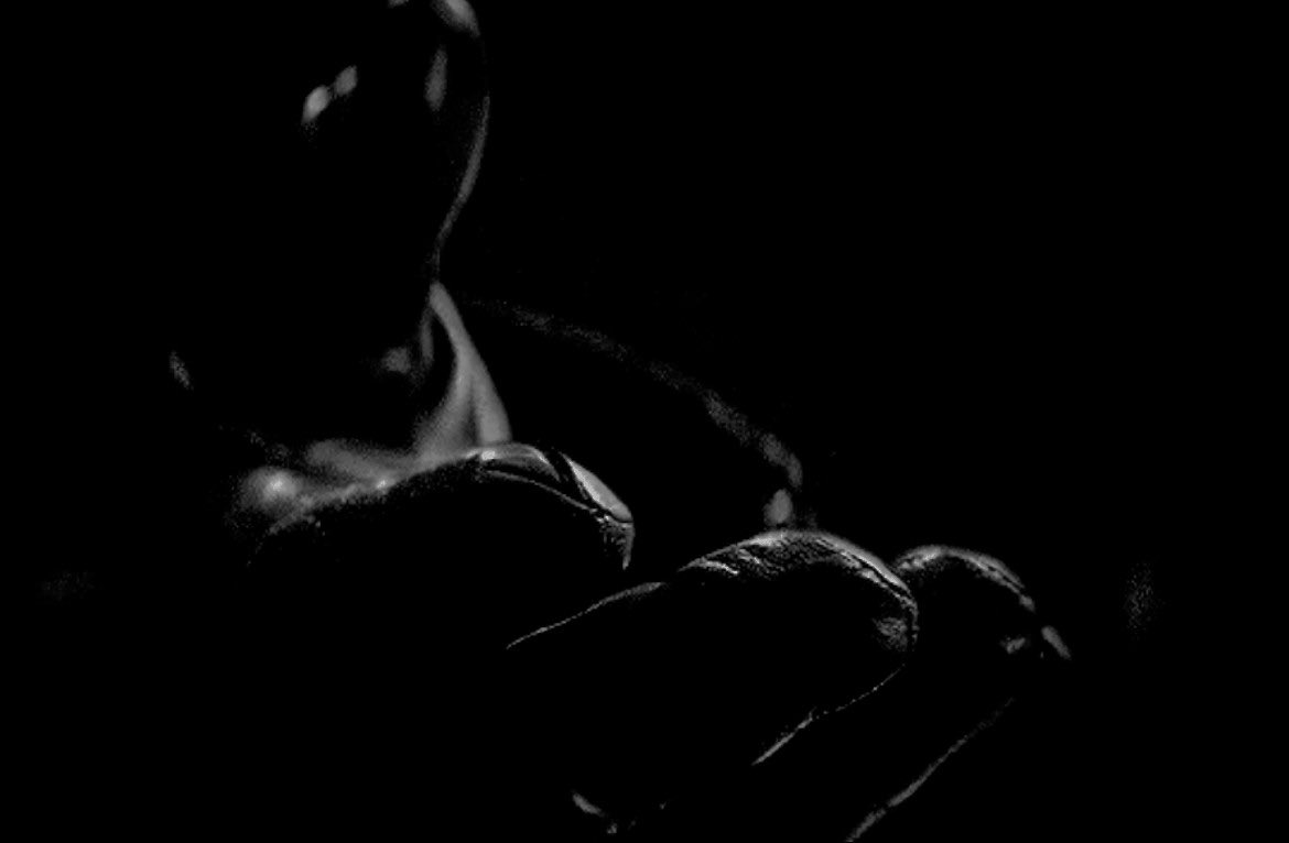 𝕵𝖊 𝖘𝖚𝖎𝖘 𝖑'𝕺𝖒𝖇𝖗𝖊 𝖖𝖚𝖎 𝖕𝖊́𝖓𝖊̀𝖙𝖗𝖊 𝖙𝖊𝖘 𝖗𝖊̂𝖛𝖊𝖘 𝖊𝖙 𝖕𝖊𝖚𝖗𝖘 𝖑𝖊𝖘 𝖕𝖑𝖚𝖘 𝖊𝖓𝖋𝖔𝖚𝖎𝖘. 𝕵𝖊 𝖘𝖚𝖎𝖘 𝖑𝖆 𝖒𝖆𝖎𝖓 𝖉𝖊 𝖋𝖊𝖗 𝖉𝖆𝖓𝖘 𝖚𝖓 𝖌𝖆𝖓𝖙 𝖉'𝖊́𝖕𝖎𝖓𝖊𝖘.