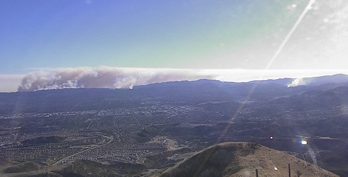 engineco16's tweet image. Heard 20 acres, not going to matter with this one, it'll be in the 100's real soon. Bell Canyon area. #WestHills @VCFD #PalisadesFire on the left.