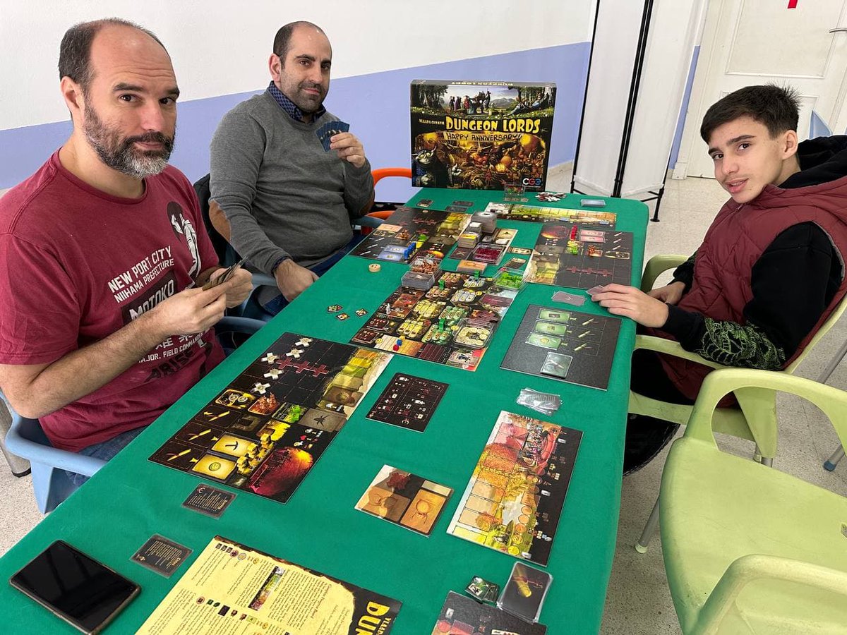 "Dungeon Lords Happy aniversary" es un juego de @Czechgamesedition. Construye y dirige tu propia mazmorra mientras un grupo de aventureros trata de desmontártela y saquearla. ¡La vida no es fácil para un Dungeon Lord!
¿Te atreves con este desafío en compañía de #acmueveficha ?