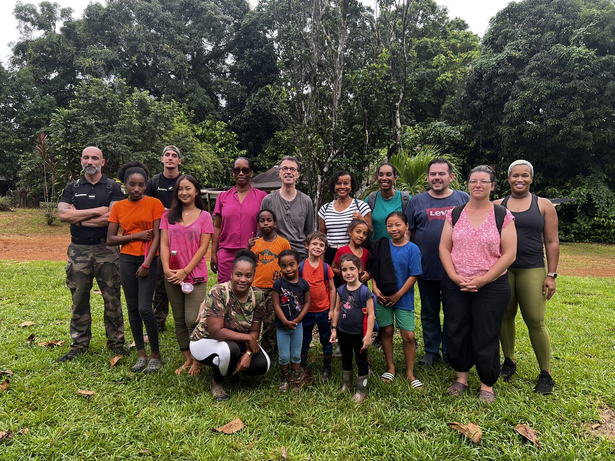 📍Saül
Le recteur est actuellement en visite à Saül.
Il y a rencontré Mme le maire, Marie Hélène Charles et deux élues municipales, Mme Mandy Allinckx et Mme Siong Ya. 
Il a également fait la connaissance des élèves de l’école qui l’ont entraîné sur le sentier du Belvédère.