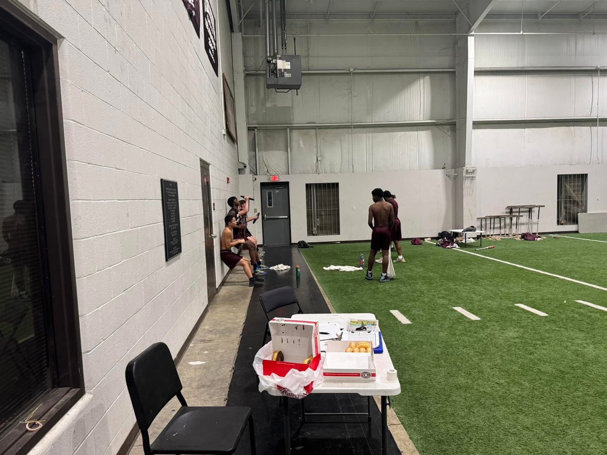 The cold weather didn’t stop our first morning work out! It would have been an easy choice to cancel this morning’s work out, but our players and coaches got it done ❄️💪.