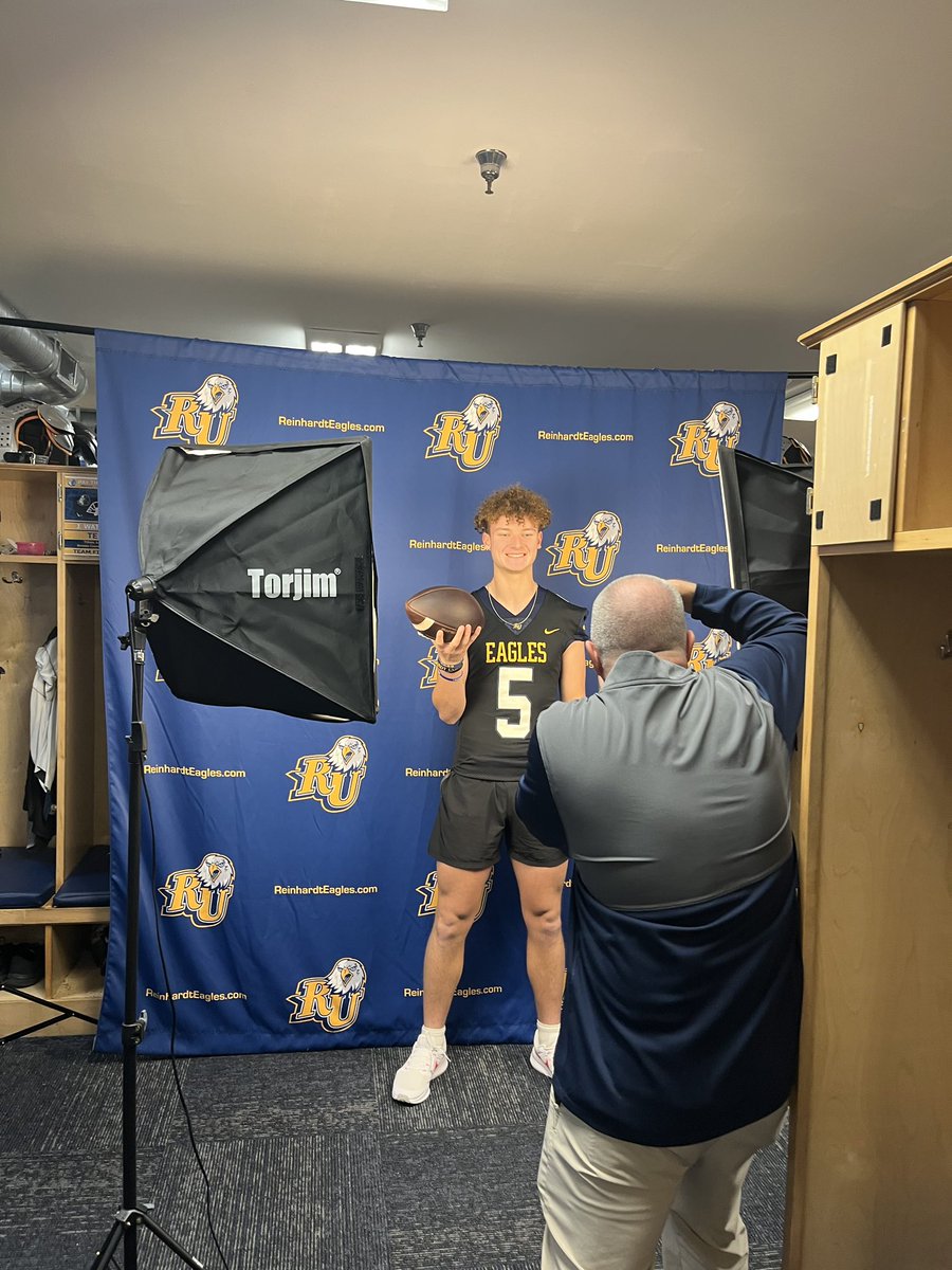Mason19Bryant's tweet photo. #AGTG after having a great time today and visit I'm excited to announce that I've received my Official offer to continue Playing football @ReinhardtFB Thank you @CoachHennes and @Coach_JMiller for a great time and hosting us today. @CoachJPressley @recruitPCHS @PCHS_PatsFB @PCHS_Pats @n_parrott478 @jamorriswyatt @CoachPetroPCHS @CoachDaniels06 @QBUniverseQBU @TheTop5s_ @RecruitGeorgia 🔴⚪️🔵🏴☠️✈️ #MB3💣 #DallasAirRaid