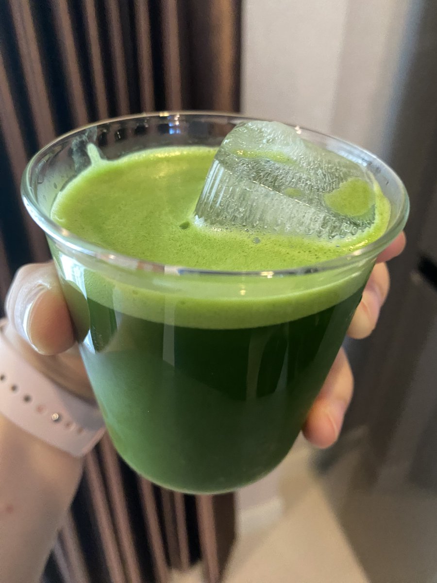 ช่วงนี้รู้สึกจะติดมัทฉะแบบชงใสเย็นไม่ใส่นมนะ😆 วันนี้ได้ฤกษ์เปิดป๋องน้อง kabayashi biwa no shiro ตัวนี้จะเป็นตัว usucha ตัวกลางๆของแบรนด์เทสโนส หอมๆกลิ่นหวานๆ คาราเมล ชิมแล้วมีความนัตตี้ ถั่วๆมันๆครีมมี่  อูมามิ ไม่ขมด้วย วันนี้ชงใสเย็นแบบไม่ไซรัปได้เลย ทับใจมาก ได้ไปต่อฮะ🥳😋🥰