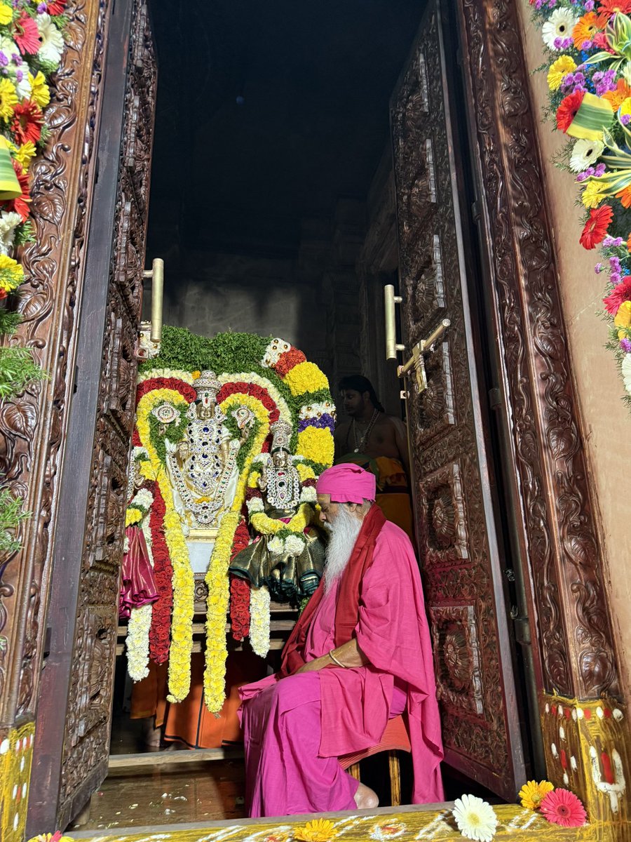 prasadsgs's tweet photo. Pujya Swamiji observed Vaikuntha Ekadashi festival in Venkateswara Temple at Uttara Tirupati Kshetra, Induru

ಪೂಜ್ಯ ಶ್ರೀ ಸ್ವಾಮೀಜಿಯವರು ವೈಕುಂಠ ಏಕಾದಶಿಯನ್ನು ಇಂದೂರಿನ ಉತ್ತರ ತಿರುಪತಿ ಕ್ಷೇತ್ರದ ಶ್ರೀ ವೇಂಕಟೇಶ್ವರ ದೇವಾಲಯದಲ್ಲಿ ಆಚರಿಸಿದರು https://t.co/oDT27YPInd