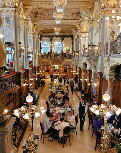 There are three major cafes in the world, one of which is this Newyork Cafe; it has also been rated as the most beautiful cafe in the world. We came here because of its reputation and queued for about ten minutes.