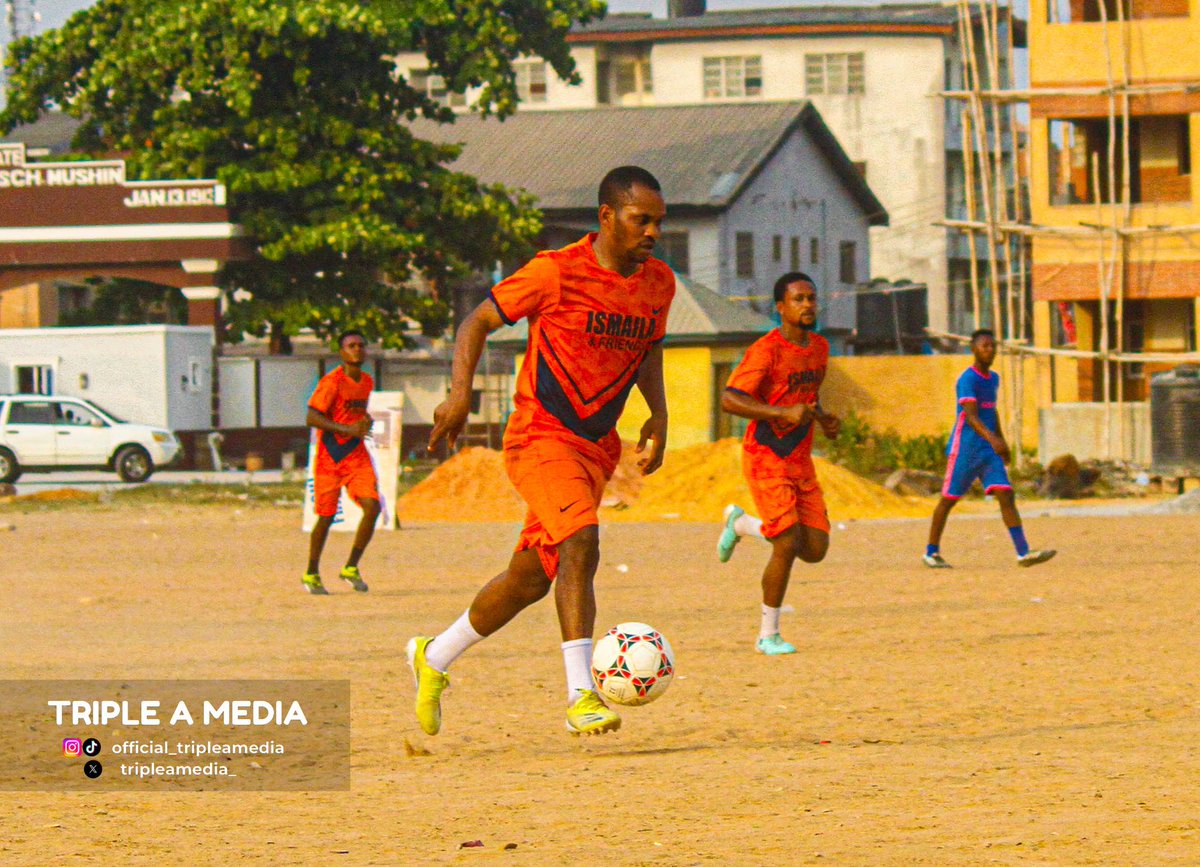 Tripleamedia_'s tweet photo. Actions of the Novelty match between Ismailia and Friends former BRF team against Ciroma FC
📸 @Tripleamedia_
Mushin
#noveltymatch
#tripleamedia https://t.co/HOH8lZekHx
