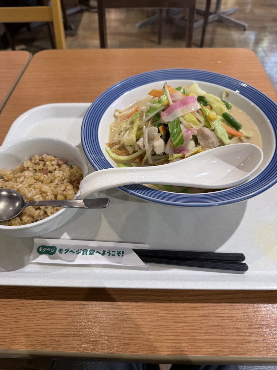 capitano2500's tweet photo. ラーメンを食べようと思ってたのにちゃんぽんにした

#ちゃんぽん #リンガーハット #イオン那覇 #沖縄 #那覇 #小禄 https://t.co/EbSrafaex1