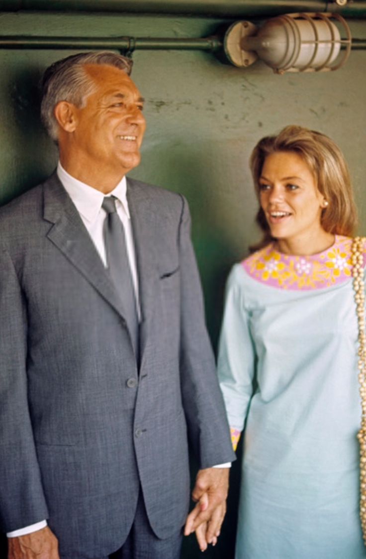 TimeMachineHQ's tweet image. A lovely photograph of #CaryGrant with his wife, #DyanCannon, at #Dodger Stadium.... ⚾️🤍