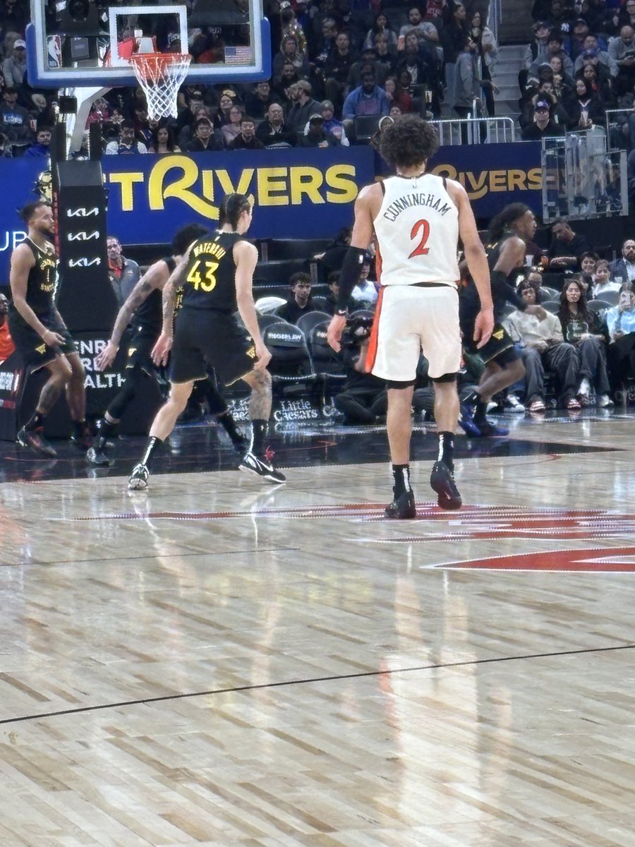 thacoachmike's tweet image. Some good hoops in Detroit tonight. Proud of both of these dudes living their dream. #FamilyOverEverything @CadeCunningham_ @LindyWatersIII