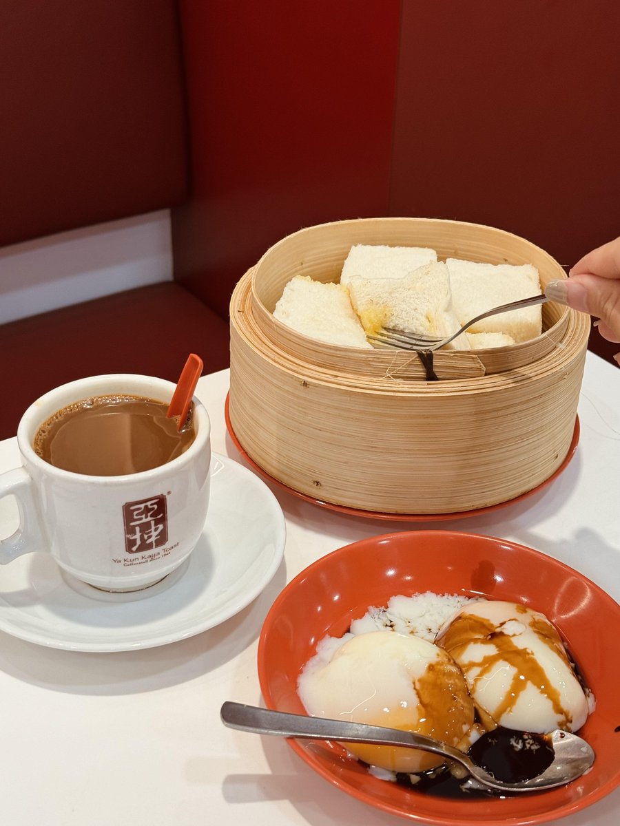 シンガポールの国民的朝食。これを食べなければ、シンガポールに行ったことがないのと同じです!