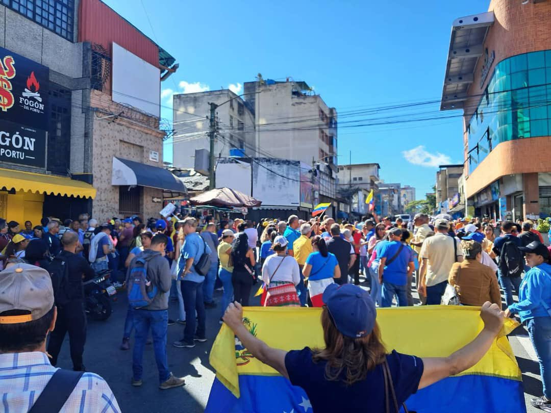 ConVzlaComando's tweet photo. Que somos mayoría y no avalamos dictaduras. https://t.co/Kmu6rudVte