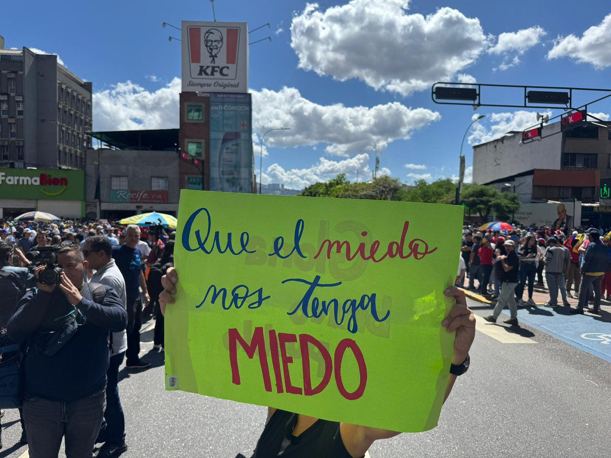 ConVzlaComando's tweet photo. Y que en definitiva, jamás volveremos a sentir miedo. https://t.co/b7yijcoCUb