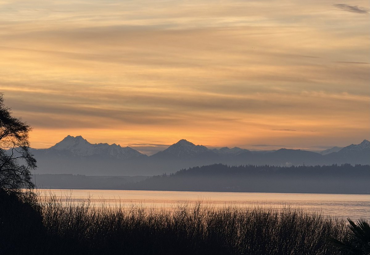 Nice looking eve <a href="/KSeattleWeather/">Seattle Weather Blog</a> <a href="/ShannonODKOMO/">Shannon O'Donnell</a>