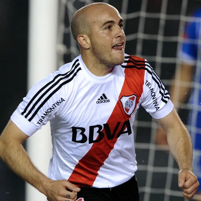 RiverPlay_OK's tweet photo. 🗣️ “David Trezeguet viniendo a #River, concentrar en algunos hoteles que no eran de lo mejor y decíamos ‘este tipo viene de salir Campeón del Mundo y esta durmiendo en una cama de una plaza’. Vino al club por la gloria y a dar una mano”.

🎙️🇫🇷 Martín Aguirre en ‘El Famoso River’. https://t.co/9RUqc0JK4V