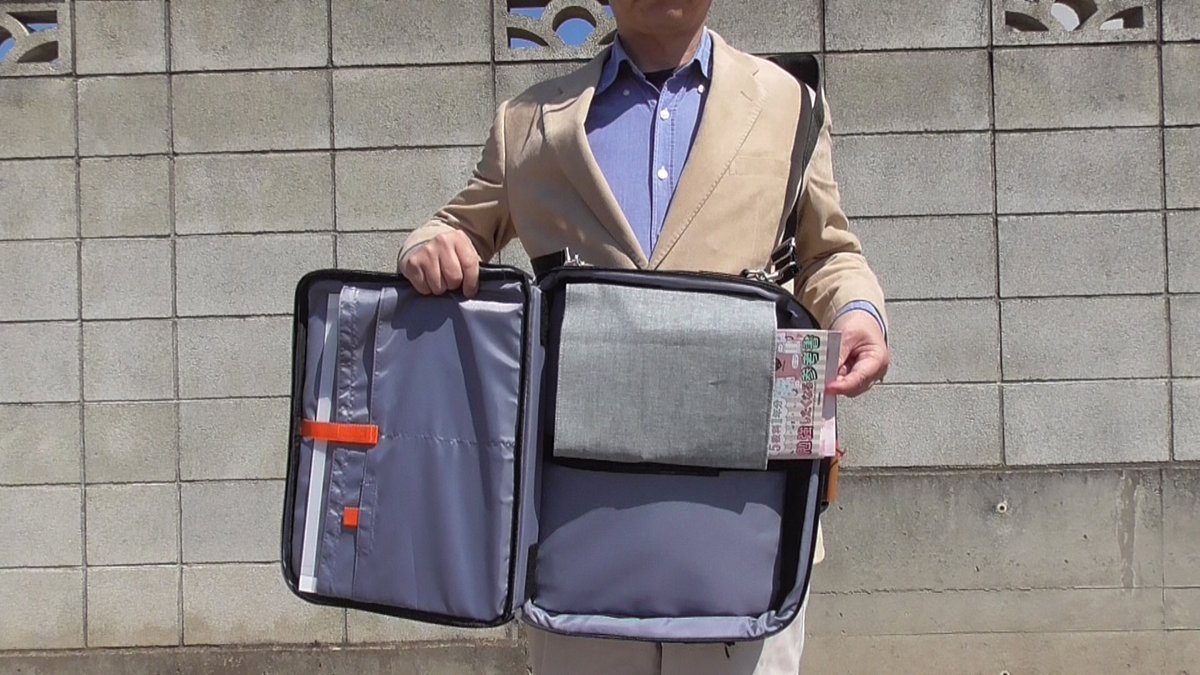 MathMagicLab's tweet image. 過去の発明品の紹介で痴漢盗撮防止鞄。ベルトで横に肩に掛ける鞄に金具１個追加で縦に掛ける。後ろにまわすと痴漢やスマホを差し入れての盗撮を防げる。縦にした鞄の中身が破損しないように保持袋を設ける。必要に応じてポリカーボの板を入れると刃物も防げる。