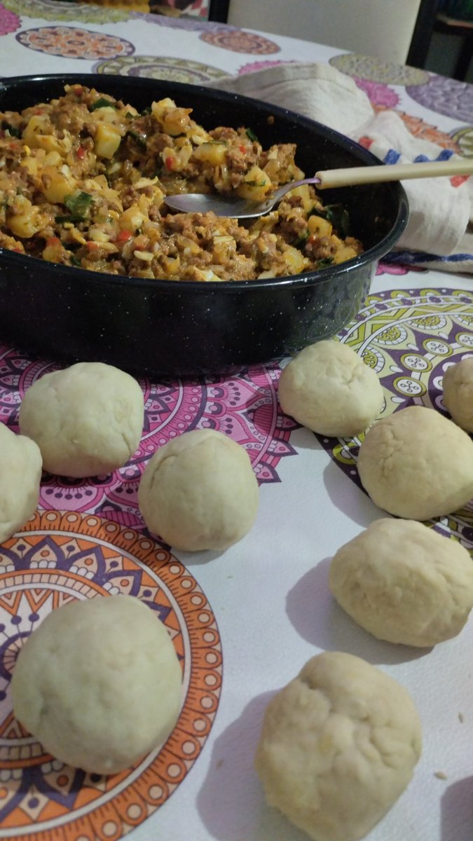 DreadIvaa's tweet photo. Haciendo empanadas caseras mientras veo @nadiedicenada_  @NicolasOcchiato @florjazminpe16 @momigiardina  @santitalledo1 https://t.co/323KWrbmbv