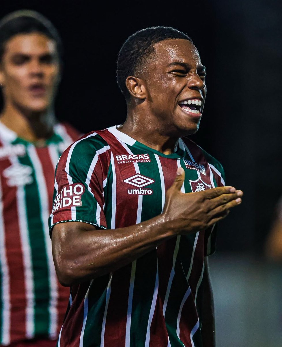 gabrielffc17's tweet image. João Lourenço é a prova de que paciência é importante. Tem 19 anos, e está na sua terceira copinha. É o jogador mais experiente da equipe que joga a competição.

É um dos, se não, o maior, destaque do Fluminense na copinha 2025.