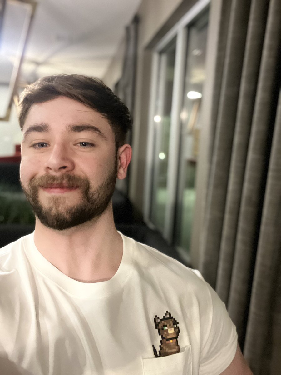 VisitCronos's tweet image. Well… here it goes.

Here’s some of the Croginal merch!

… and I guess I just doxed myself 🤯 

#CroFam #Amplify $PUUSH (the Croginal merch link)