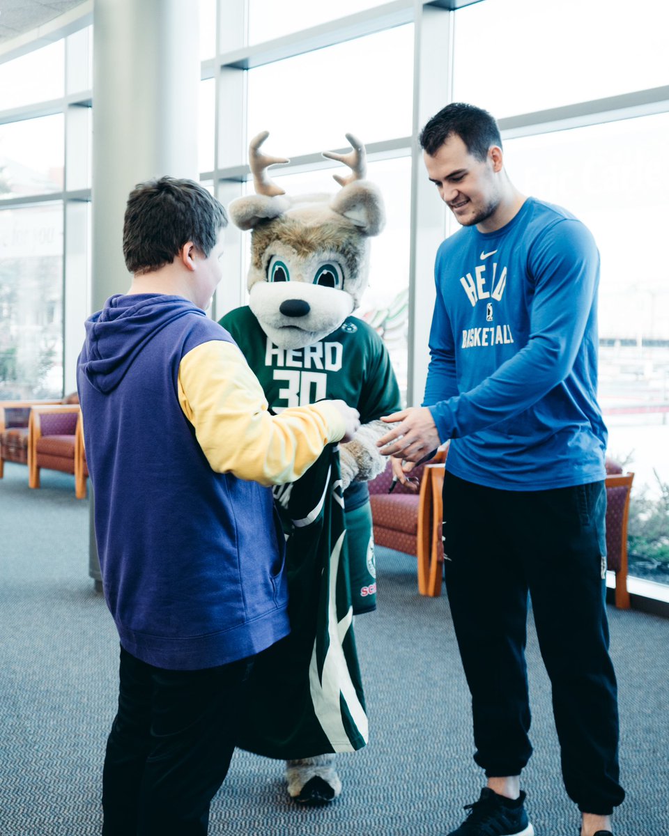 AJ and Jack stopped by the Neenah Public Library today! 📚

#HerdUp 🦌