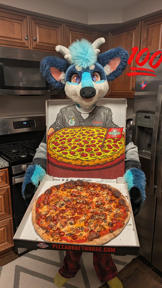 I ran in front of a dude's car and he gave me a pizza! <a href="/calientepdrafth/">Caliente Pizza and Draft House</a> #Pizzabib