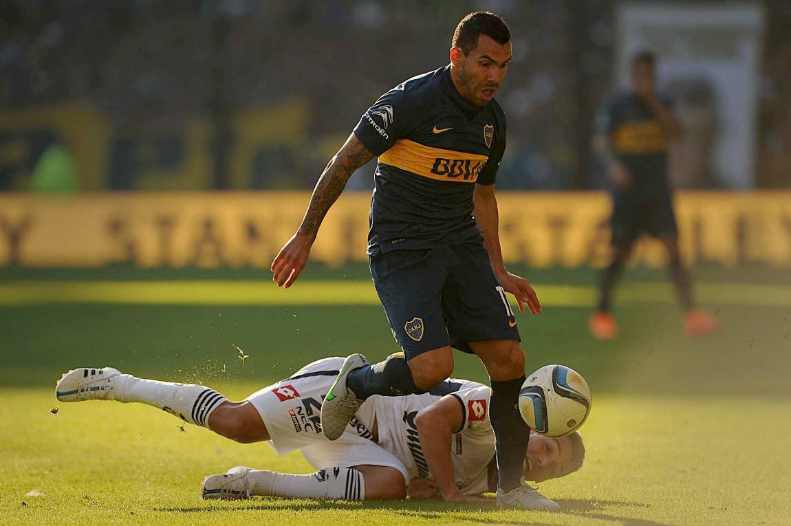 PadreBostero's tweet photo. Sí, solo 45 días de diferencia hay entre foto y foto. De enfrentarse a Messi en una final de Champions a volver a Boca para jugar contra Quilmes. Gracias Carlitos Tevez por semejante acto de amor por estos colores. El último ídolo. https://t.co/DNBB4jVam9