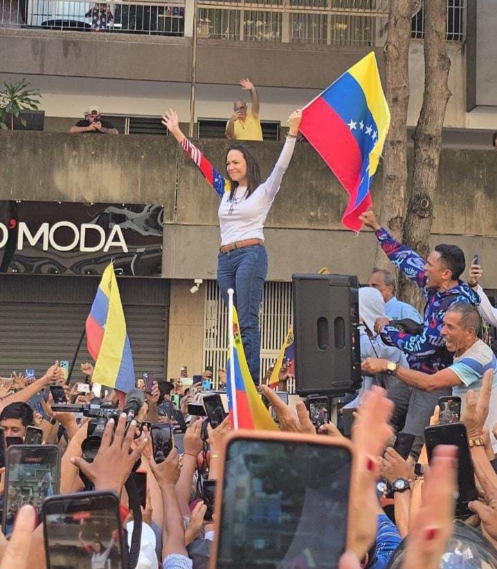 Esta es la imagen de este 9 de Enero que resume la ferrea voluntad y decisión del bravo pueblo venezolano para defender la democracia y reclamar por su #Libertad después de casi 25 años de padecer una tirania genocida que ha azotado y  destruido la nación
#VenezuelaSeráLibre