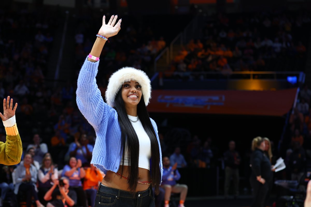 LadyVol_Hoops's tweet photo. so much love 🫶

Welcome home #LVFL's @tamarikey___ &amp; @ladylynn22_!! https://t.co/bkaXNe0xyP