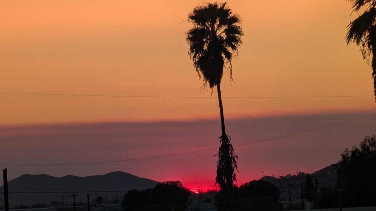 ShornVeh's tweet photo. Last lick of sunlight. 

You can see a well defined smoke layer.

#SoCal 
#CAwx
#CAWildfire 
#SoCalfires https://t.co/01rjzp1v8v