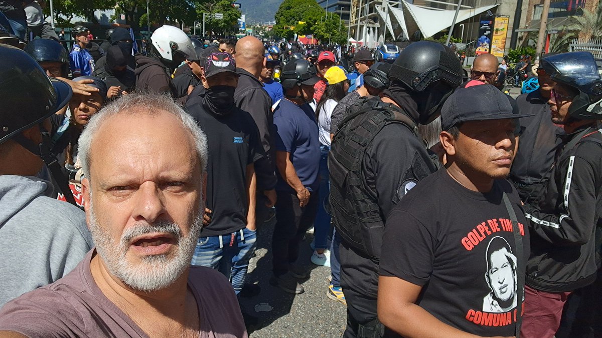 Hoy estuve en la concentración de MCM en el Ctro Ccial Lider del Mun. Sucre en Miranda.
Bueno, estuve en la otra también.
En la convocada por Diosdado habían más motos que gente, y la misión fue amedrentar a la oposición allí reunida.
No lo lograron.