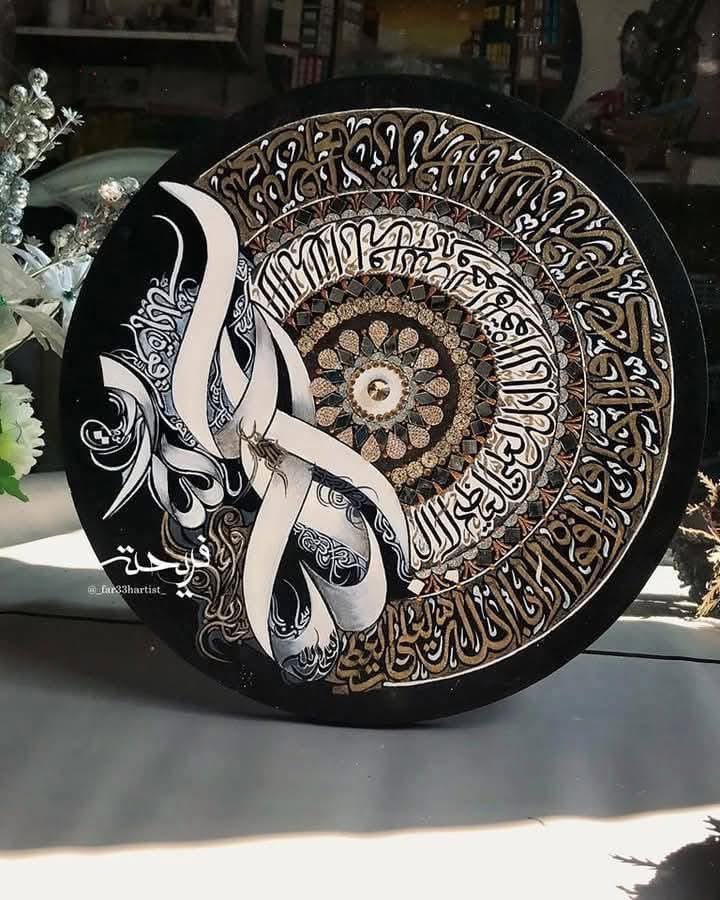 السلام علیکم احباب 
صبح بخیر 

اللّٰہ کو ڈھونڈنے اور پانے کے لیے کوئی راستہ نہیں ہے ,راستے تو دور جانے کے لیے ہوتے ہیں, سفر کرنے کے لیے منزلیں طے کرنے کے لیے ہوتے ہیں یہاں سے تو کہیں جانا ہی نہیں ہے , پھر راستہ کیسا ؟؟
اللّٰہ کو پانے کے لیے اپنے قلب میں ڈھونا ہے ۔