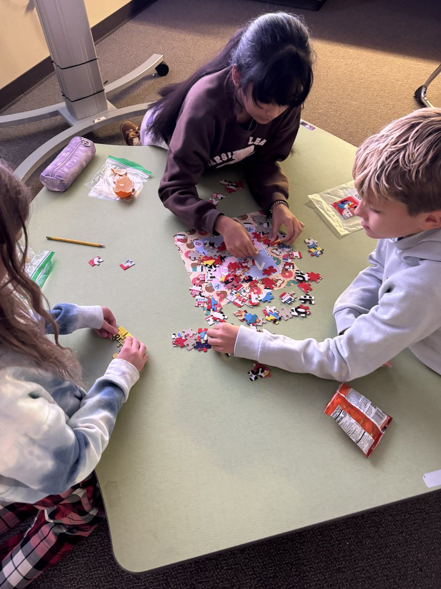 megan_pehl's tweet image. Starting off 2025 with some team building! #leadreed #5thGrade #flearning