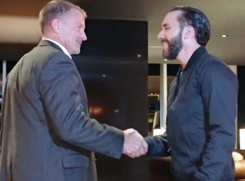 Una foto para recordar en estos momentos CLAVE de Venezuela, Erik Prince junto al Presidente Nayib Bukele de El Salvador. 🇸🇻🇻🇪 Dos aliados de la libertad de Venezuela. #GloriAlBravoPueblo
