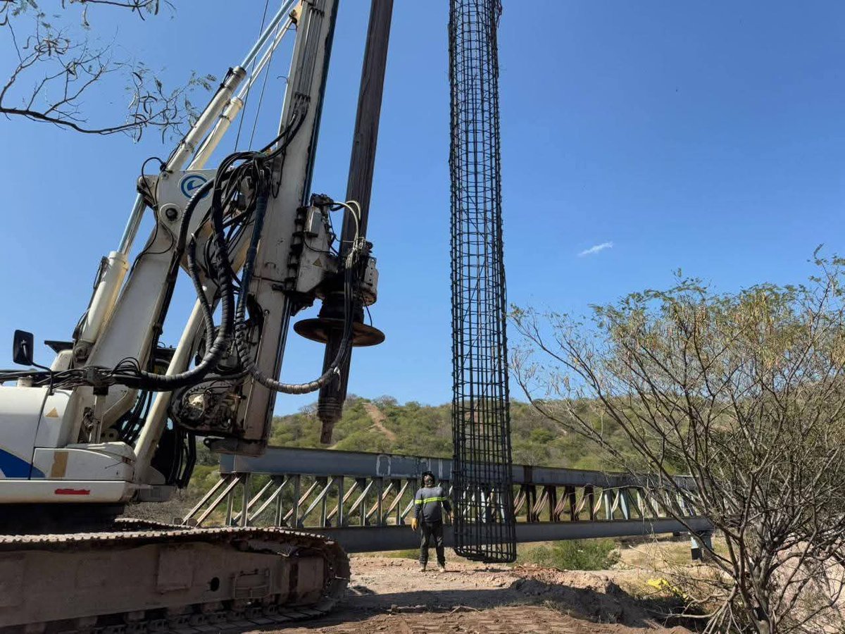 TrechoInforma's tweet photo. #Estatal | #Guerrero | #Copalillo | 🔳Avanza la construcción del puente vehicular Arroyo Temalác en el municipio de Copalillo🔳
_ @GuerreroComSoc / @EvelynSalgadoP.
Trecho Informativo.
@TrechoInforma.
#TrechoInformativo.
Más información ⬇️
https://t.co/7HxMGk9U9A https://t.co/WEaF0TjLOe