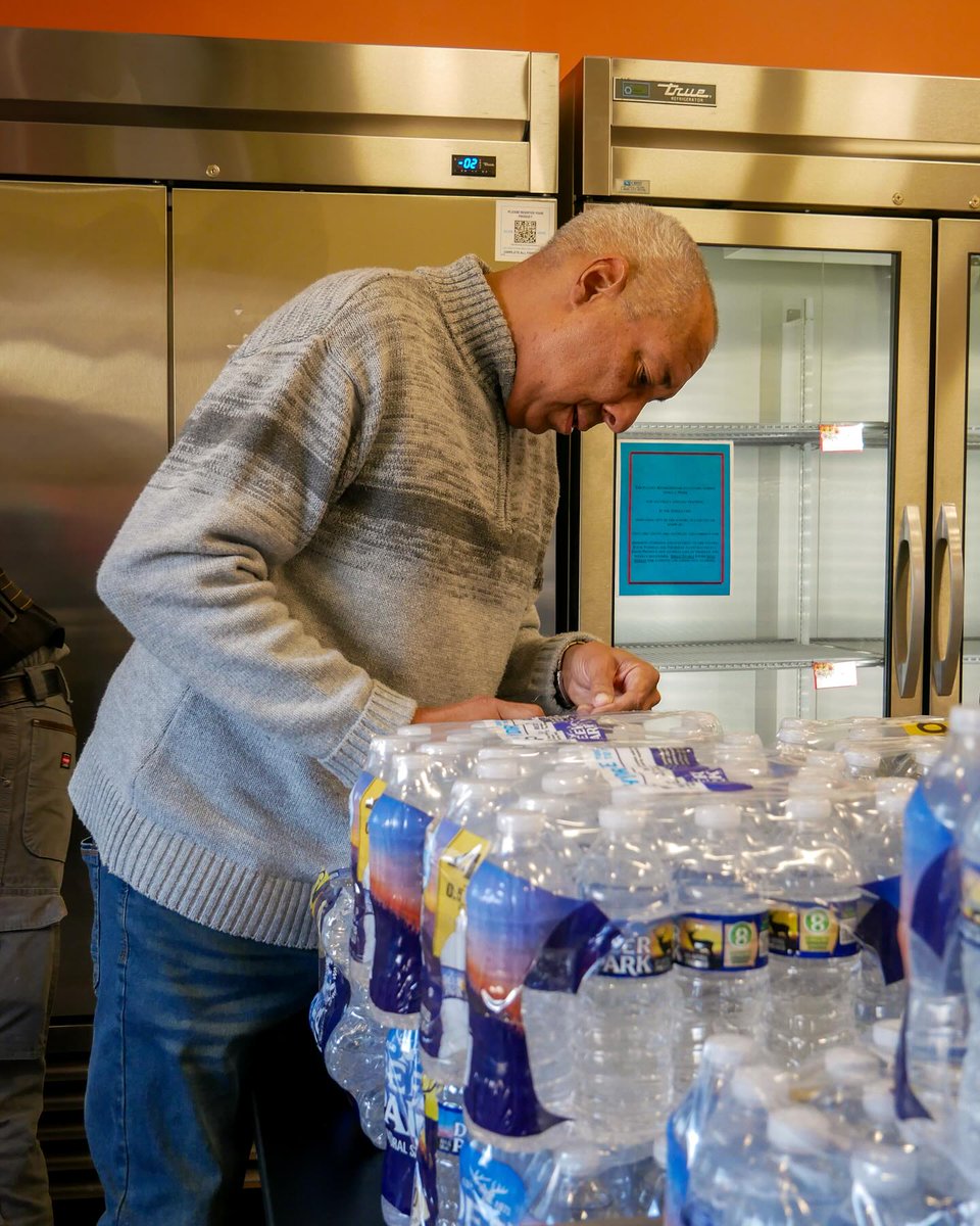 NewviewsConnect's tweet photo. We want to take the time to once again thank all those who volunteered alongside us to distribute water!

Here are some of our favorite photos from yesterday showcasing our volunteers hard at work!!

Many hands make light work💙🩵 https://t.co/AL2GtzVSoP
