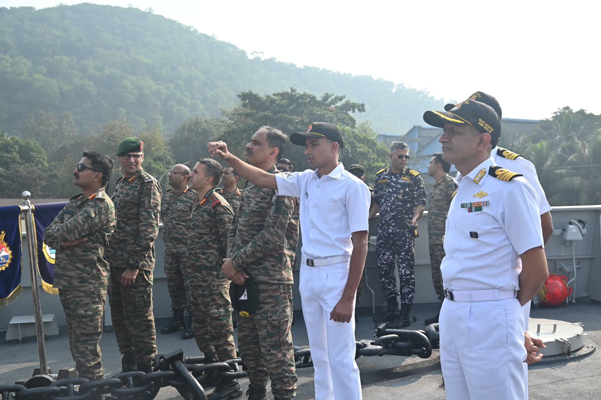 IN_EasternFleet's tweet photo. Fostering #Integration promoting #Jointmanship 

Officers from 53rd Army Higher Command Course, Army War College, Mhow visited #INSSatpura of the #EasternSword #SunriseFleet on 09 Jan 25.

The delegation interacted with the crew and were briefed on the state-of-art combat capabilities and indigenous technology of the ship.

The delegation also gained insight on the role of #IndianNavy as the prinicipal manifestation of India’s maritime power.  

#Jointmanship 
#Synergy 

@adgpi
@indiannavy
@IN_HQENC
@PRO_Vizag