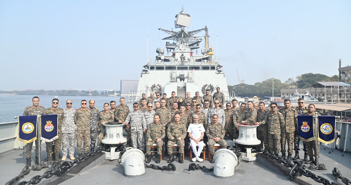 IN_EasternFleet's tweet photo. Fostering #Integration promoting #Jointmanship 

Officers from 53rd Army Higher Command Course, Army War College, Mhow visited #INSSatpura of the #EasternSword #SunriseFleet on 09 Jan 25.

The delegation interacted with the crew and were briefed on the state-of-art combat capabilities and indigenous technology of the ship.

The delegation also gained insight on the role of #IndianNavy as the prinicipal manifestation of India’s maritime power.  

#Jointmanship 
#Synergy 

@adgpi
@indiannavy
@IN_HQENC
@PRO_Vizag