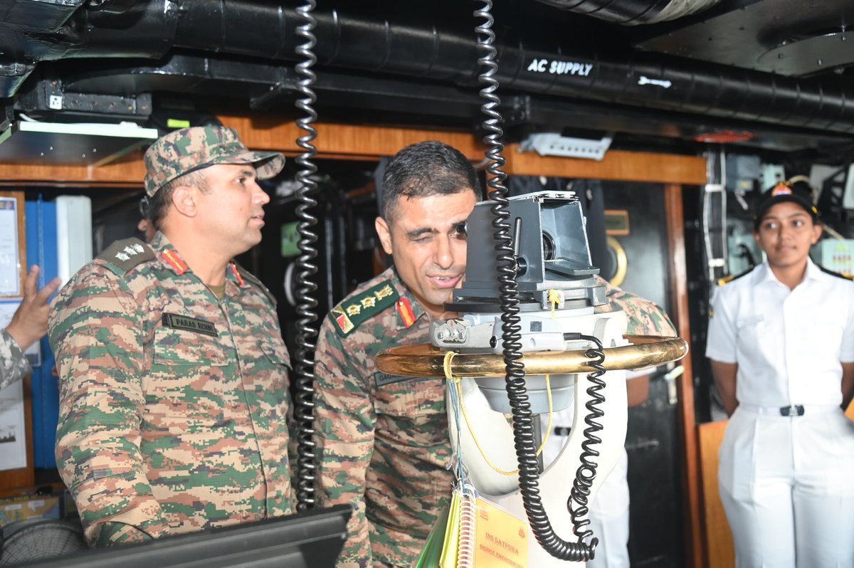 IN_EasternFleet's tweet photo. Fostering #Integration promoting #Jointmanship 

Officers from 53rd Army Higher Command Course, Army War College, Mhow visited #INSSatpura of the #EasternSword #SunriseFleet on 09 Jan 25.

The delegation interacted with the crew and were briefed on the state-of-art combat capabilities and indigenous technology of the ship.

The delegation also gained insight on the role of #IndianNavy as the prinicipal manifestation of India’s maritime power.  

#Jointmanship 
#Synergy 

@adgpi
@indiannavy
@IN_HQENC
@PRO_Vizag