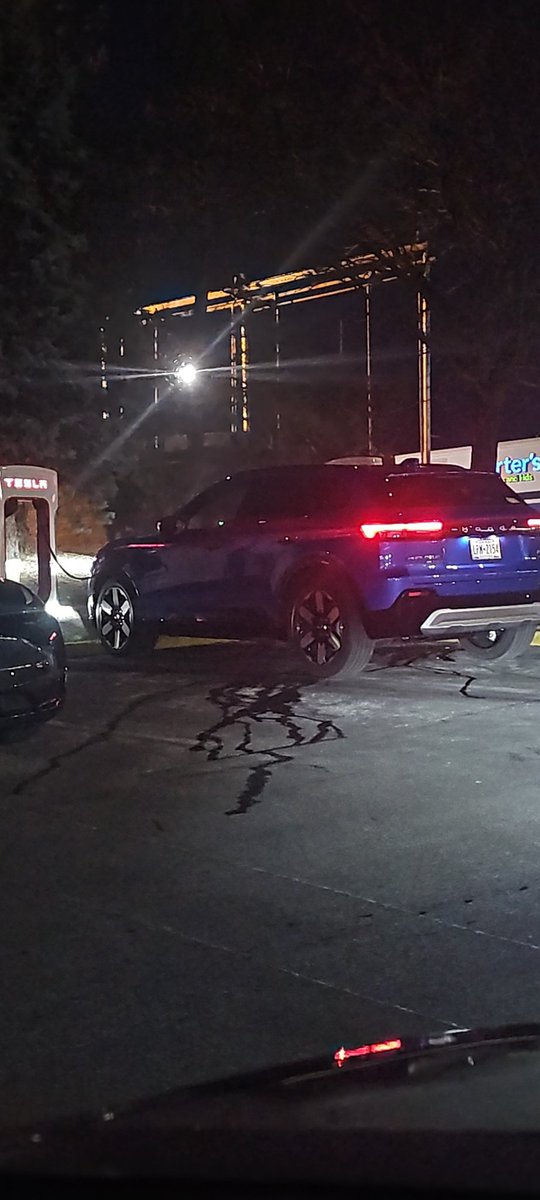 MikeMakesMoves_'s tweet photo. @elonmusk cars who refuse to be built to tesla speculations for chargers should be charged twice as much as gas is. Here you have a Honda taking up 2 chargers with a 10 car wait time.... https://t.co/Rk69TLHKHH